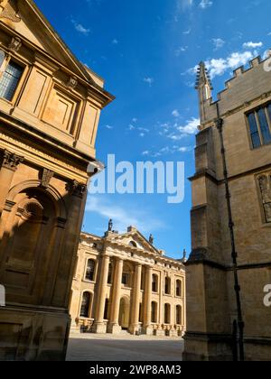 Tre famosi edifici classici nel cuore di Oxford - il Teatro Sheldonian, la Biblioteca Bodleiana e il Clarendon Building - possono essere tutti visti qui. T Foto Stock