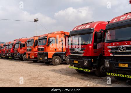 chongqing, Cina - 3 marzo 2024: I veicoli industriali cinesi sono stati costruiti nel garage esterno, utilizzati nel settore delle costruzioni. industria edile. Foto Stock