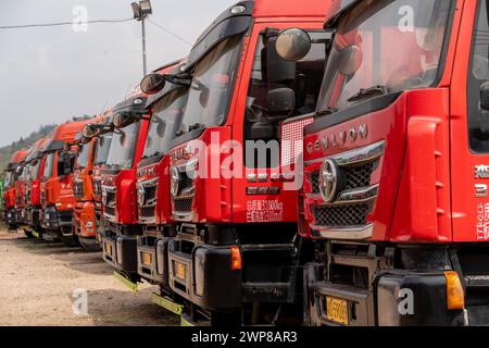 chongqing, Cina - 3 marzo 2024: I veicoli industriali cinesi sono stati costruiti nel garage esterno, utilizzati nel settore delle costruzioni. industria edile. Foto Stock