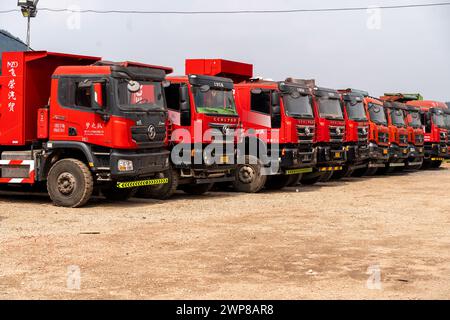 chongqing, Cina - 3 marzo 2024: I veicoli industriali cinesi sono stati costruiti nel garage esterno, utilizzati nel settore delle costruzioni. industria edile. Foto Stock