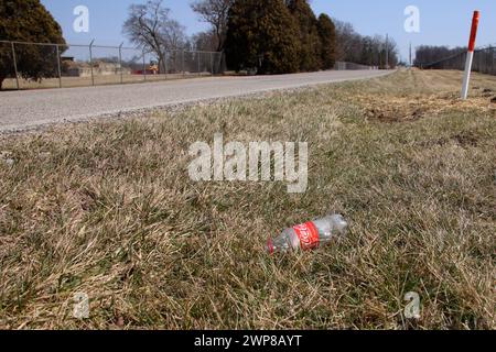 Lettiera nell'erba lungo la strada Foto Stock