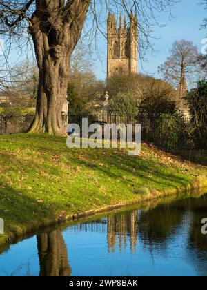 Magdalen è uno dei più grandi e antichi college dell'Università di Oxford. Si trova accanto al fiume Cherwell e ha all'interno del suo terreno un cervo pa Foto Stock