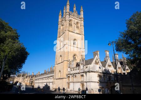 Magdalen è uno dei più grandi e antichi college dell'Università di Oxford. Si trova accanto al fiume Cherwell e ha all'interno del suo terreno un cervo pa Foto Stock