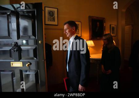 Il Cancelliere dello Scacchiere Jeremy Hunt esce dall'11 di Downing Street, Londra, per affrontare i media con la sua scatola ministeriale, prima di consegnare il suo bilancio alle camere del Parlamento. Data foto: Mercoledì 6 marzo 2024. Foto Stock