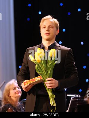 Non esclusiva: IVANO-FRANKIVSK, UCRAINA - 3 MARZO 2024 - il pianista di Leopoli Rostyslav Fedyna è visto con fiori durante la serata di recital per pianoforte come parte Foto Stock