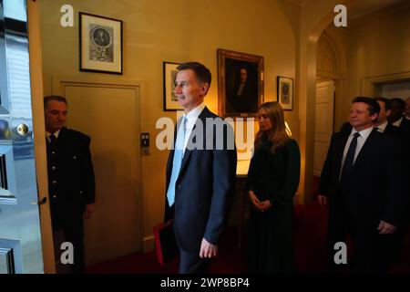 Il Cancelliere dello Scacchiere Jeremy Hunt esce dall'11 di Downing Street, Londra, con il suo box ministeriale, per affrontare i media prima di consegnare il suo budget alle camere del Parlamento. Data foto: Mercoledì 6 marzo 2024. Foto Stock