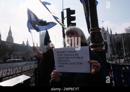 Londra, Regno Unito. 6 marzo 2024. Protesta fuori dal Parlamento il giorno in cui il Cancelliere dello Scacchiere è pronto a consegnare la sua dichiarazione di bilancio. Questo evento chiave del calendario finanziario delineerà i piani del governo per l'economia nel prossimo anno. (Foto di Joao Daniel Pereira/Sipa USA) credito: SIPA USA/Alamy Live News Foto Stock