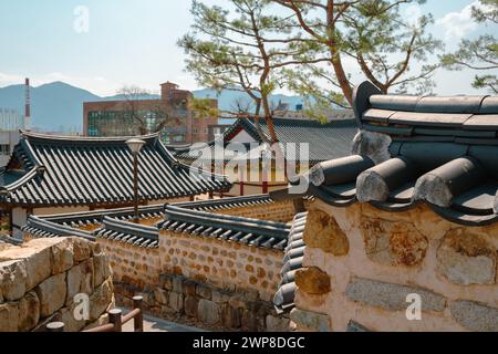 Miryang, Corea - 3 aprile 2022: Ufficio governativo locale di Miryang architettura tradizionale Foto Stock