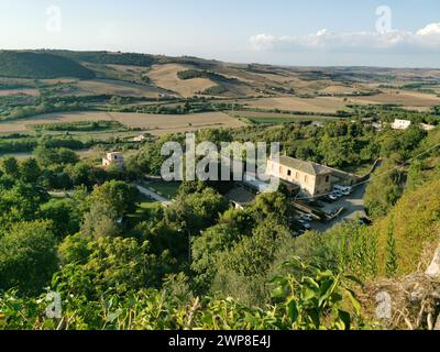 Vista panoramica dell'esterno con alberi e montagne in lontananza Foto Stock