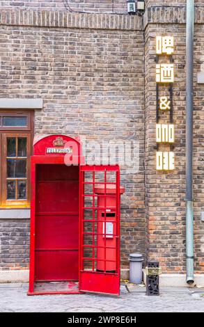 Tradizionale cabina telefonica rossa inglese nei cinque grandi Avenues di Tianjin, Cina Foto Stock