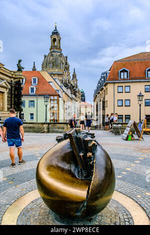 Scena quotidiana al Monumento planetario di Vinzenz Wanitschke sulla terrazza di Brühl con vista sulla Frauenkirche, Dresda, Sassonia, Germania. Foto Stock