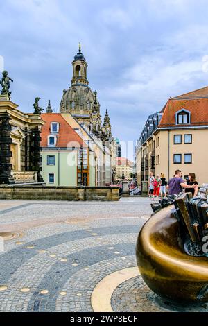 Scena quotidiana al Monumento planetario di Vinzenz Wanitschke sulla terrazza di Brühl con vista sulla Frauenkirche, Dresda, Sassonia, Germania. Foto Stock