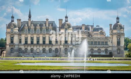 Una vista panoramica dello splendido Chateau de Chantilly in Francia Foto Stock