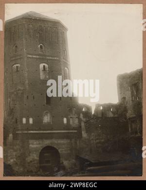 Vista del castello di Mir dalla torre che mostra le proprietà ereditarie e i resti strutturali, catturati in stampe o fotografie dal 1916 al 1927. Foto Stock