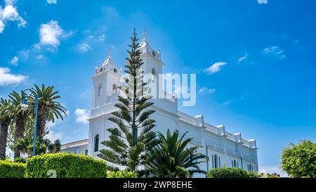 Il cielo blu e le nuvole sopra la Chiesa di Assilah in Marocco Foto Stock