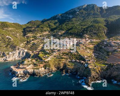 Una vista aerea di Banyalbufar a Maiorca in una giornata di sole Foto Stock