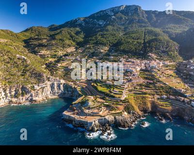 Una vista aerea di Banyalbufar a Maiorca in una giornata di sole Foto Stock