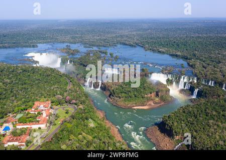 Una vista aerea delle cascate dell'Iguazu in Argentina catturata da un elicottero Foto Stock