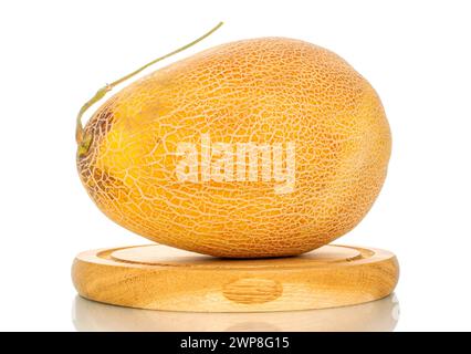 Un dolce melone organico su un vassoio di legno, macro, isolato su sfondo bianco. Foto Stock