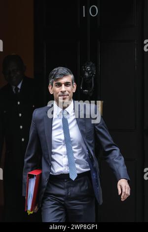 Londra, Regno Unito. 6 marzo 2024. Rishi Sunak, deputato, primo Ministro del Regno Unito, esce oggi al 10 di Downing Street per partecipare alle domande del primo Ministro (PMQ) al Parlamento. Crediti: Imageplotter/Alamy Live News Foto Stock