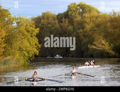 Fondata nel 1921 e situata in una splendida parte del Tamigi nell'Oxfordshire, Radley Boathouse serve il Radley College e l'enthu locale di canottaggio Foto Stock