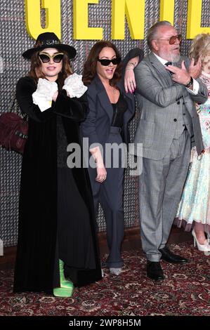 Lois Winstone, Jaime Winstone und Ray Winstone bei der Premiere der Netflix-serie The Gentlemen im Theatre Royal Drury Lane. Londra, 05.03.2024 *** Lois Winstone, Jaime Winstone e Ray Winstone alla prima della serie Netflix The Gentlemen al Theatre Royal Drury Lane Londra, 05 03 2024 foto:XS.xVasx/xFuturexImagex Gentlemen 4423 Foto Stock