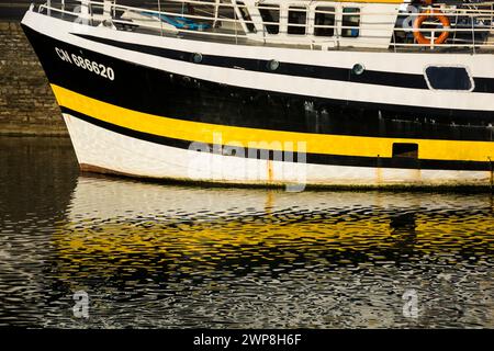 Il riflesso di un peschereccio sulla costa atlantica francese Foto Stock