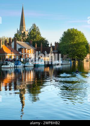 Saint Helen's Wharf è un luogo di bellezza famoso sul Tamigi, appena a monte del ponte medievale di Abingdon-on-Thames. Il pontile era per centurie Foto Stock