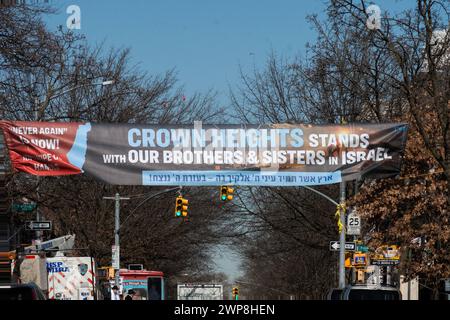 Un grande striscione bilingue appeso su Kingston Ave che esprime solidarietà al popolo israeliano durante la guerra di Gaza. Crown Heights, Brooklyn 2024. Foto Stock