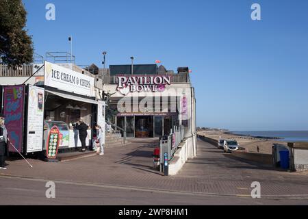 Vista del Pavilion Bowl e di un chiosco di gelati a Clacton sul mare nell'Essex nel Regno Unito Foto Stock