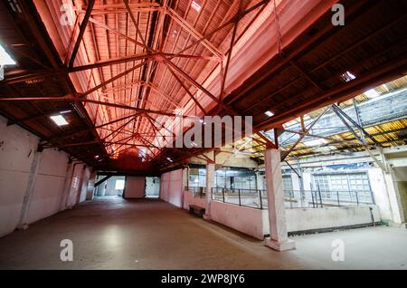 Un edificio spazioso e vuoto con soffitto illuminato Foto Stock