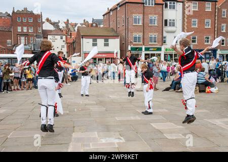 Morris e ballerini tradizionali alla Whitby Folk Week Foto Stock