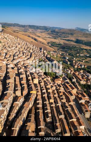 Vista aerea della labirintica strada dell'antica città di Gangi. Distretto di Palermo, Sicilia, Italia. Foto Stock