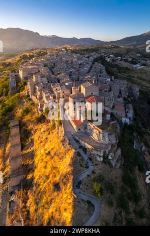 Vista aerea dell'antica città di Petralia Soprana, costruita su una scogliera, al tramonto. Distretto di Palermo, Sicilia, Italia. Foto Stock