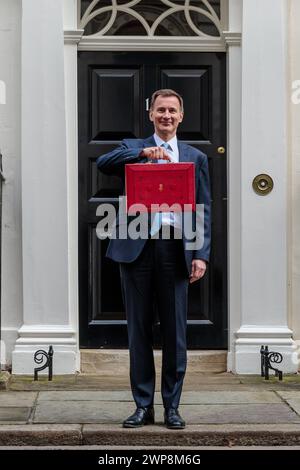 Downing Street, Londra, Regno Unito. 6 marzo 2024. Il Cancelliere dello Scacchiere, Jeremy Hunt, parte dal numero 11 di Downing Street con il famoso budget box rosso prima di consegnare la sua dichiarazione di primavera al Parlamento. Foto di Amanda Rose/Alamy Live News Foto Stock