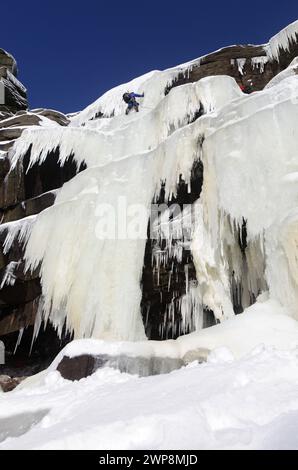 22/01/13 (SI PREGA DI AGGIUNGERE QUESTO AL SET PRECEDENTE REGISTRATO QUESTA MATTINA) dopo molti giorni sotto zero una cascata gigante ha ora congelato solido attirando gli scalatori Foto Stock