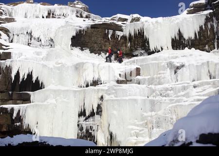 22/01/13 (SI PREGA DI AGGIUNGERE QUESTO AL SET PRECEDENTE REGISTRATO QUESTA MATTINA) dopo molti giorni sotto zero una cascata gigante ha ora congelato solido attirando gli scalatori Foto Stock