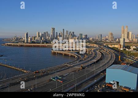 Una vista generale del processo di costruzione della strada costiera da un alto edificio a Mumbai. La strada costiera è una delle strade più grandi costruite sulla costa occidentale della città, è lunga 29,2 chilometri e dispone di 8 corsie. È costruita per facilitare il traffico che collega Mumbai sud alla periferia nord, la prima fase della strada costiera in costruzione sarà presto operativa da Marine Drive (zona a Mumbai sud) a Worli (zona a Mumbai sud) al termine del Bandra Worli Sea Link, per un totale di 10,8 chilometri. Foto Stock