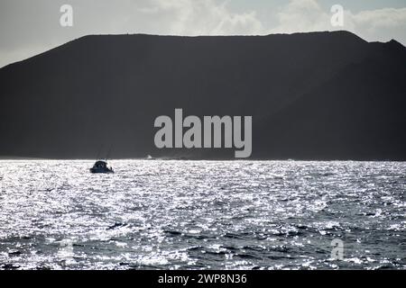 Piccola barca da pesca in mare vicino a isla de lobos vicino a Fuerteventura, Isole Canarie, spagna Foto Stock