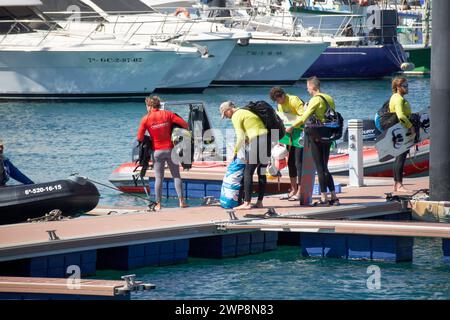 Kitesurfer e gommoni che parlano sul pontile nel porto turistico di corralejo dopo un viaggio fuori Fuerteventura, Isole Canarie, spagna Foto Stock