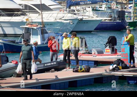 Kitesurfer e gommoni che parlano sul pontile nel porto turistico di corralejo dopo un viaggio fuori Fuerteventura, Isole Canarie, spagna Foto Stock