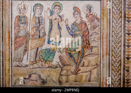 Antico mosaico romano raffigurante il mitico giudizio di Parigi, esposto nel Museo Archeologico di Sevilles. Foto Stock