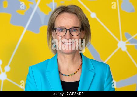 Melanie KREIS, CFO, Finanzvorstand, Bilanzpressekonferenz der Deutsche Post DHL Group a Bonn AM 06.03.2024. *** Melanie KREIS, CFO, Chief Financial Officer, Conferenza stampa annuale del gruppo Deutsche Post DHL a Bonn il 06 03 2024 Foto Stock