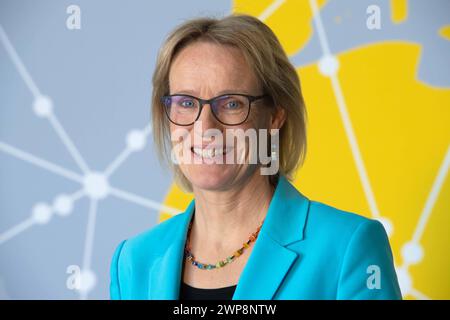 Melanie KREIS, CFO, Finanzvorstand, Bilanzpressekonferenz der Deutsche Post DHL Group a Bonn AM 06.03.2024. *** Melanie KREIS, CFO, Chief Financial Officer, Conferenza stampa annuale del gruppo Deutsche Post DHL a Bonn il 06 03 2024 Foto Stock