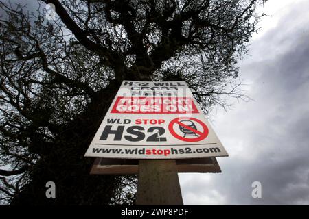 Cartello anti-HS2 vicino a Lichfield Staffordshire sulla A515 Foto Stock