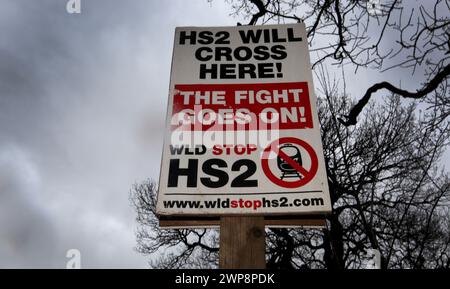 Cartello anti-HS2 vicino a Lichfield Staffordshire sulla A515 Foto Stock