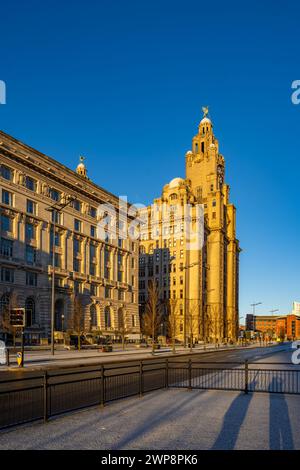 L'edificio Liver e l'edificio Cunard Liverpool Waterfront nelle prime ore d'inverno Foto Stock