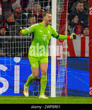 05.03.2024, Fussball UEFA Championsleague 2023/2024: Achtelfinale, FC Bayern München - Lazio Rom, in der Allianz-Arena München. Torwart Manuel Neuer FC Bayern München gibt Anweisungen ***i regolamenti DFL e DFB vietano qualsiasi uso di fotografie come sequenze di immagini e/o quasi-video.*** 05.03.2024. Championsleague, FCB-Lazio Rom 05.03.2024. Championsleague, FCB-Lazio Rom *** 05 03 2024, Football UEFA Championsleague 2023 2024 Round of 16, FC Bayern Monaco Lazio Roma, nella Allianz Arena di Monaco il portiere Manuel Neuer FC Bayern Monaco di Baviera impartisce istruzioni DFL e DFB vietano qualsiasi uso di Foto Stock