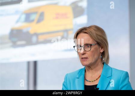 Melanie KREIS, CFO, Finanzvorstand, Bilanzpressekonferenz der Deutsche Post DHL Group a Bonn AM 06.03.2024. *** Melanie KREIS, CFO, Chief Financial Officer, Conferenza stampa annuale del gruppo Deutsche Post DHL a Bonn il 06 03 2024 Foto Stock