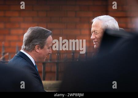 Benny Gantz (a destra), un generale in pensione e membro del gabinetto di guerra di Israele, arriva a Carlton Gardens, nel centro di Londra, per incontrare il ministro degli Esteri Lord David Cameron (a sinistra). Data foto: Mercoledì 6 marzo 2024. Foto Stock